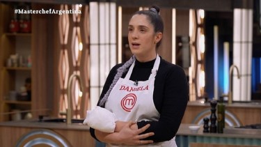 Daniela, escribana de profesión, sufrió una lesión mientras ordenaba su cocina en MasterChef Argentina. 