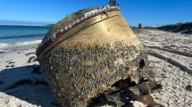 Imagen de Misterio por la aparición de un objeto dorado gigante en una playa de Australia