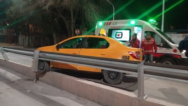 El taxi chocó contra el guardarrail. Foto: Gentileza.