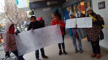 Vecinas y vecinos del barrio Belgrano, toma La familia, exigen finalizar la infraestructura de servicios en el sector (gentileza)