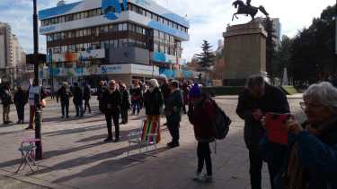 La radio abierta se extendió por dos horas con oradores en la explanada del monumento a San Martín (gentileza)