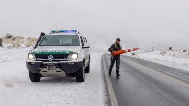 Gendarmes se apostaron en las rutas 40 y 26, ante la alerta por nevadas para la zona andina. Foto ilustrativa.