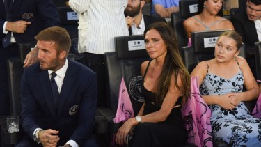 Victoria y David, en primera fila en el debut de Lionel Messi en Miami. Foto: Gentileza. 
