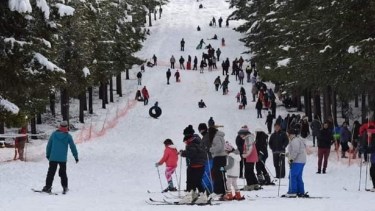 El Llano, a 10 kilómetros de Andacollo, vivió otra jornada con mucha nieve y visitantes este sábado. Foto: TricaoMalal Noticias. 
