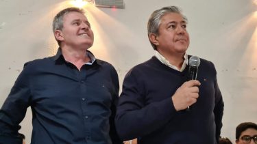 El gobernador electo, Rolando Figueroa y el intendente de Plaza Huincul, Claudio Larraza.