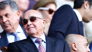 Joe Lewis, dueño de Lago Escondido, acusado por abuso de información