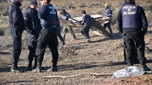 Bajo la lluvia, las familias de Las Perlas se resisten al desalojo por segundo día
