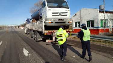 El camión quedó retenido en Chichinales. Foto gentileza