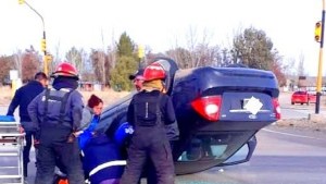 Quiso esquivar a otro auto y volcó sobre la Ruta 22, en Senillosa