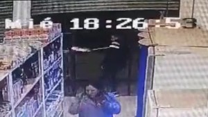 Un muerto y dos heridos tras un ataque a tiros en un comercio de Moreno: el autor está prófugo