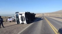 Imagen de El viento hizo volcar a un camión sobre la Ruta 3, en cercanías de Comodoro Rivadavia