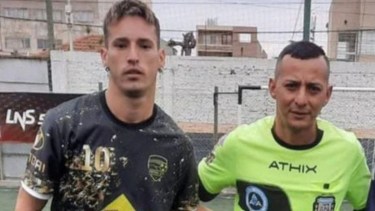 Williams Alexander Tapó junto al árbitro que agredió. Un desenlace trágico e inesperado. 