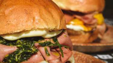 «Cocina en movimiento»: así es la exquisita propuesta de «Ajo Negro» en Neuquén