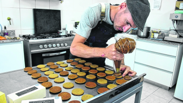 El pastelero Lucas Urban aspira llegar de Roca a Neuquén con sus alfajores tipo Mar del Plata, veganos y para diabéticos