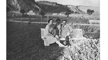 Benedicta y Felipe en Regina, Abril de 1927. Detrás, cerca de la barda, la Estación de Tren. Foto: Sitio Bien de Regina.