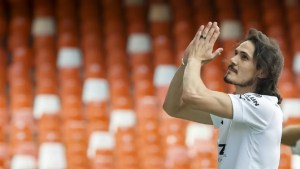 La decisión del Valencia que mantiene en vilo al mundo Boca por Cavani