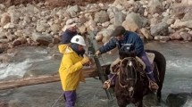 Imagen de En caballos y sobre los ríos, así reparan el tendido eléctrico en el norte de Neuquén, tras la crecida