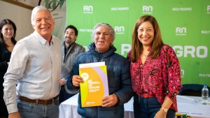 Vecinos de Guardia Mitre recibieron las escrituras de sus propiedades