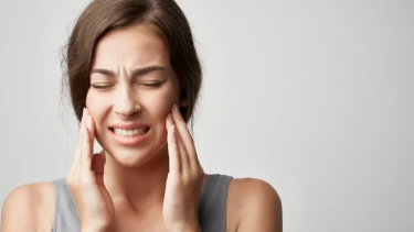 Qué es la yoga facial y por qué puede ayudar a combatir el bruxismo