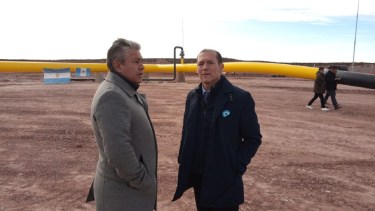 Omar Gutiérrez y Rolando Figueroa desde Tratayén, en la inauguración del gasoducto Néstor Kirchner. Foto: Oscar Livera.