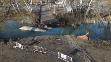 El puente se desmoronó por la crecida del río Neuquén. Foto: Fabian Ceballos.