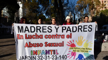 Padres y madres que denuncian abusos en los jardines se manifestaron en el centro de Neuquén. (Foto: Matías Subat).