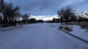 La nieve cubrió Maquinchao y sus habitantes enfrentan las bajas temperaturas y el viento helado. Foto Gentileza.