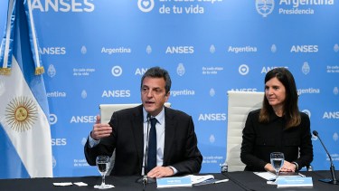 El ministro de Economía, Sergio Massa y la directora ejecutiva de Anses, Fernanda Raverta, anunciaron hoy nuevos créditos de ese organismo de hasta $ 400.000 para jubilados y pensionados. 