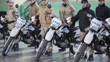 Las motos fueron entregadas en la Escuela de Cadetes en Viedma. Foto: gentileza.