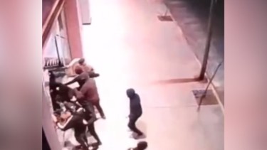 El momento en el que rompen la vidriera del local y se llevan las motos. 