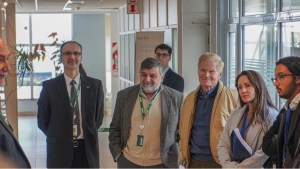 El director de la NASA recorrió Invap en Bariloche, en medio de la polémica por contactos extraterrestres
