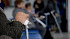 Las mujeres siguen cuidando, aun cuando superan los 65 años