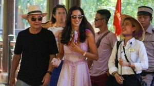 Quién es la Miss y expareja de Joe Lewis, dueño de Lago Escondido, vinculada al tráfico de información