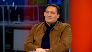 Feria del Libro en Cinco Saltos: esta noche se presenta el periodista Paulo Kablan