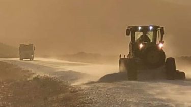 Trabajos sobre Ruta 242, camino a Pino Hachado, con acumulación de nieve. Foto: Dirección Provincial de Vialidad de Neuquén.-