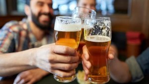 Es más probable que bebamos cuando estamos contentos que cuando estamos tristes