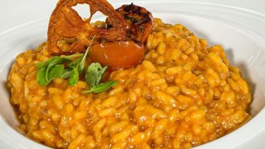 Risotto de tomate, un plato riquísimo que se puede preparar en simples pasos. Foto: Gentileza Facebook Jimena Monteverde. 