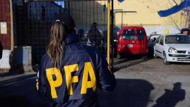 Policías Federales realizaron un allanamiento en un desarmadero de autos en Roca. Foto: Alejandro Carnevale