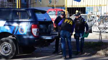 Policías Federales realizaron un allanamiento en un desarmadero de autos en Roca. Foto: Alejandro Carnevale