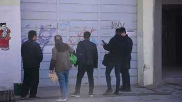 El personal de la Municipalidad de Roca volvió a clausurar el local ubicado en calle Rodhe casi La Pampa. foto: Alejandro Carnevale.