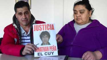 Perín Peña y Vilma Pichimil, a once años del brutal crimen de su hijo de 16 años, en El Cuy. Foto: Alejandro Carnevale