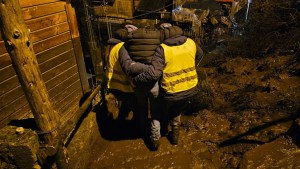 Dramático: a pesar del deslave, vuelven a sus casas en San Martín de los Andes