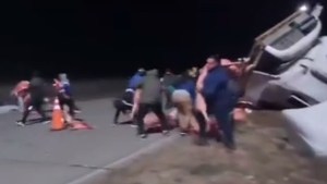 Video: saquearon un camión con carne que volcó durante la madrugada en San Luis