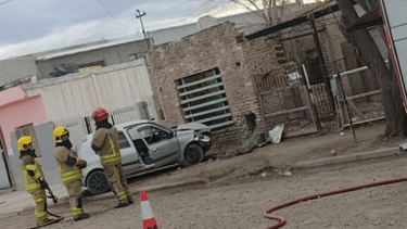 El vehículo impactó contra una casa del barrio Don Bosco de Cipolletti. Foto: gentileza LU19