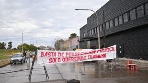 Las Palmas: trabajadores de Sens liberan los puentes Neuquén &#8211; Cipolletti, pero siguen reclamando