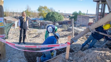 Avanza obra de alumbrado en barrio Quinta 25 de Roca y aseguran que ya está prácticamente terminada