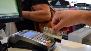 Cuando pagues, el comerciante ya no puede manipular tu tarjeta en Río Negro
