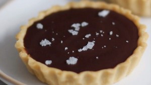 Tarteletas de chocolate con un toque de sal