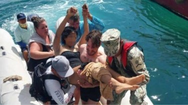 La mujer fue rescatada y trasladada primero en bote y luego en helicóptero a un hospital. 