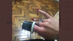 Se le quedó atascado el dedo en el inodoro y debió ser asistida por bomberos, en Centenario